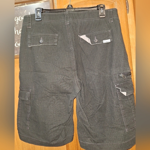 A pair of Wear First mens cargo shorts in a size 34. Pre-loved in good condition - Picture 2 of 7